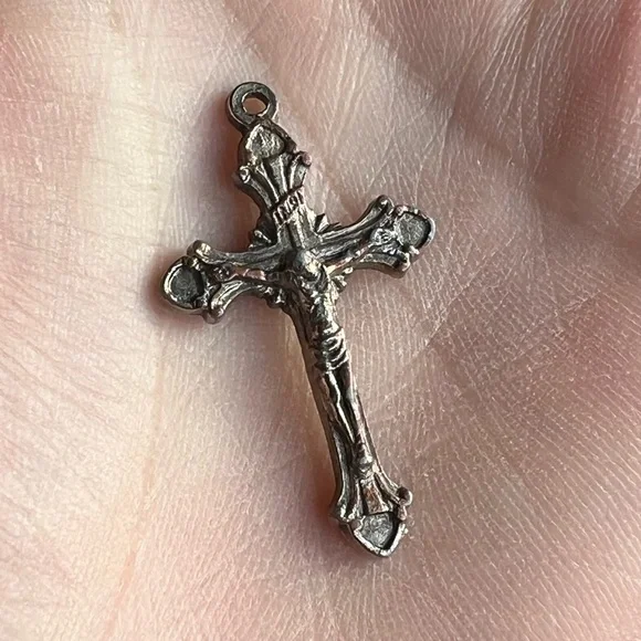 Inri Cross Pendant - Picture 3 of 4